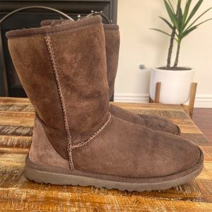 UGG Boot Classic Short • Chocolate Suede • Size 8